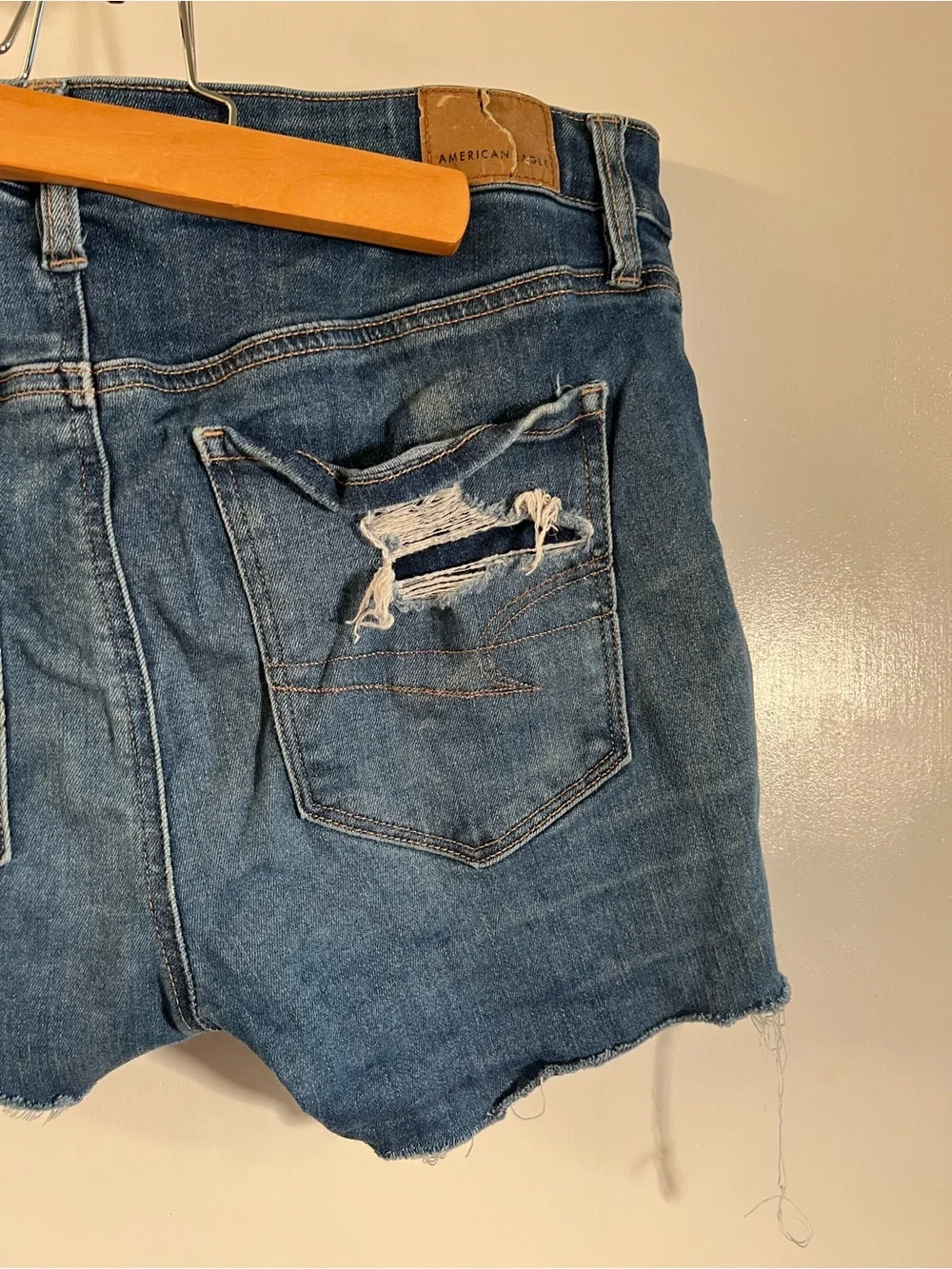 American Eagle Women’s Size 10 Hi Rise Cut Off Jean Shorts Denim Medium Wash‎